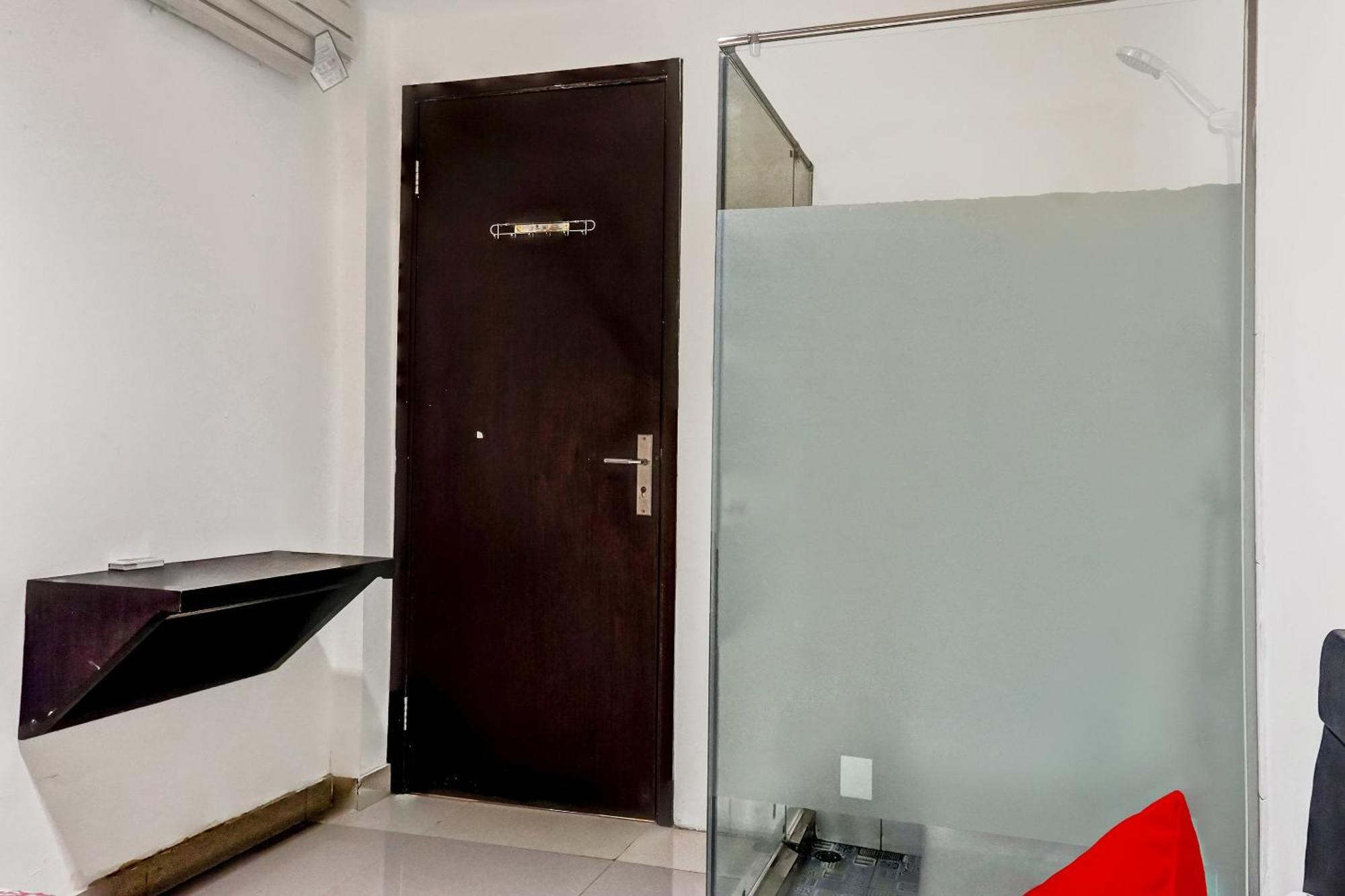Super Oyo 90692 Point Hostel Jakarta Exterior photo