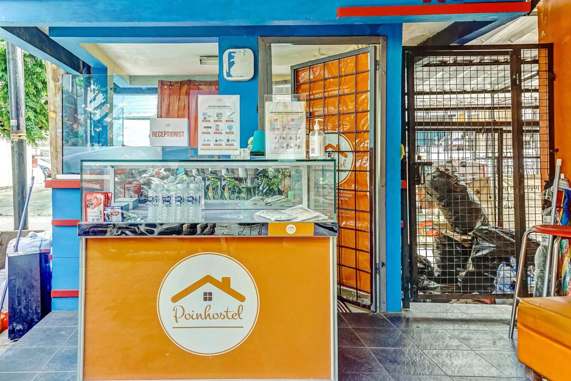 Super Oyo 90692 Point Hostel Jakarta Exterior photo