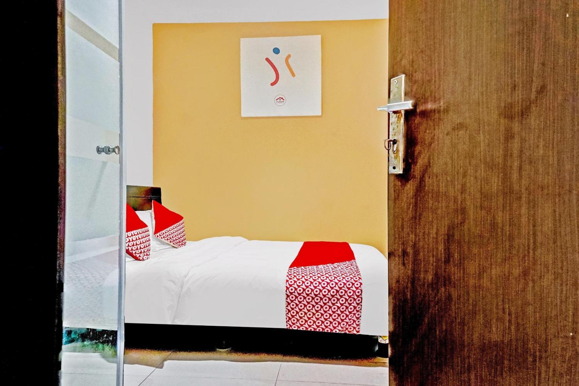 Super Oyo 90692 Point Hostel Jakarta Exterior photo