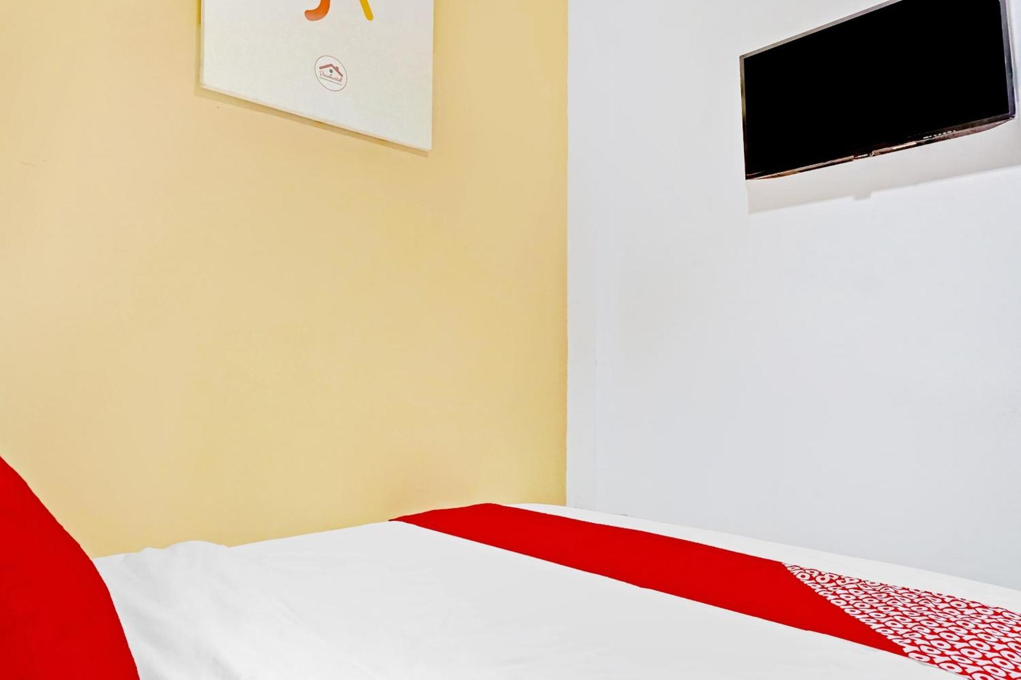 Super Oyo 90692 Point Hostel Jakarta Exterior photo