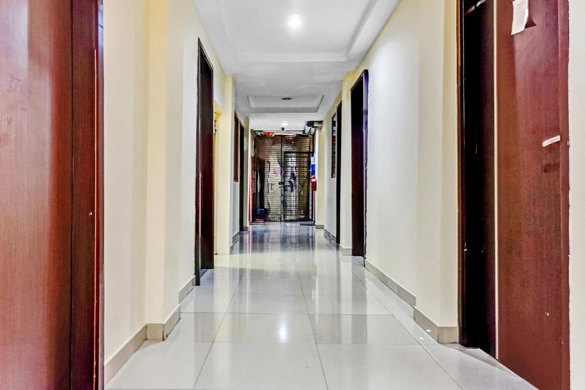 Super Oyo 90692 Point Hostel Jakarta Exterior photo